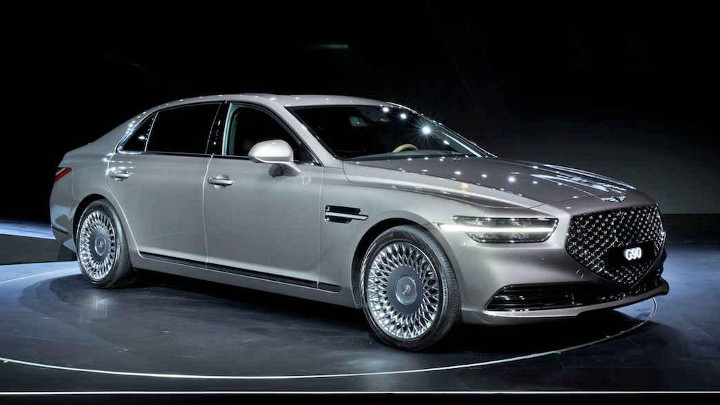 Genesis G90 lateral